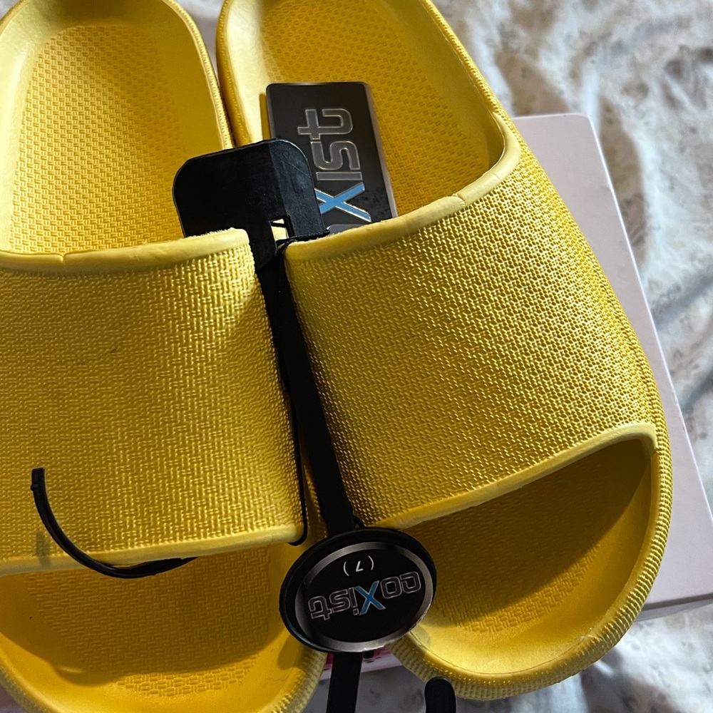 SELLING SLIDE UNISEX COLOR YELLOW SIZE 8 BNWT MATERIAL EVA